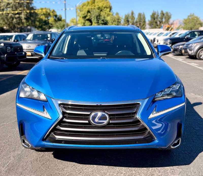 Lexus NX 300h Vehicle Full-screen Gallery Image 08