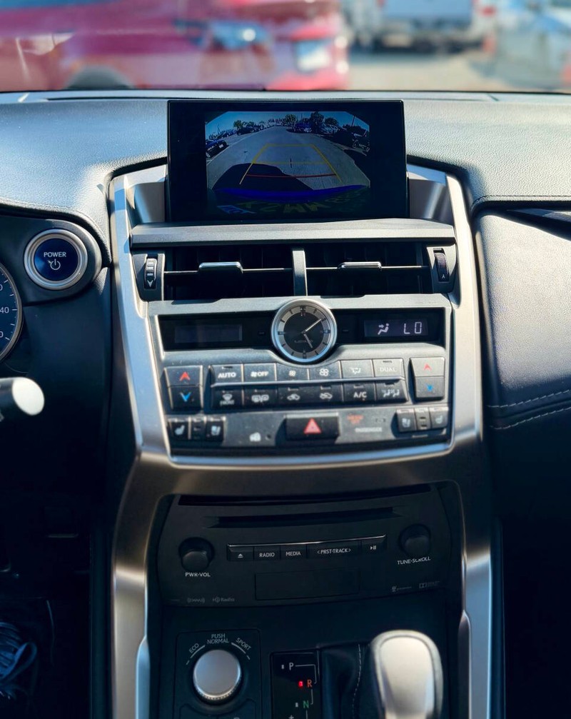 Lexus NX 300h Vehicle Full-screen Gallery Image 11
