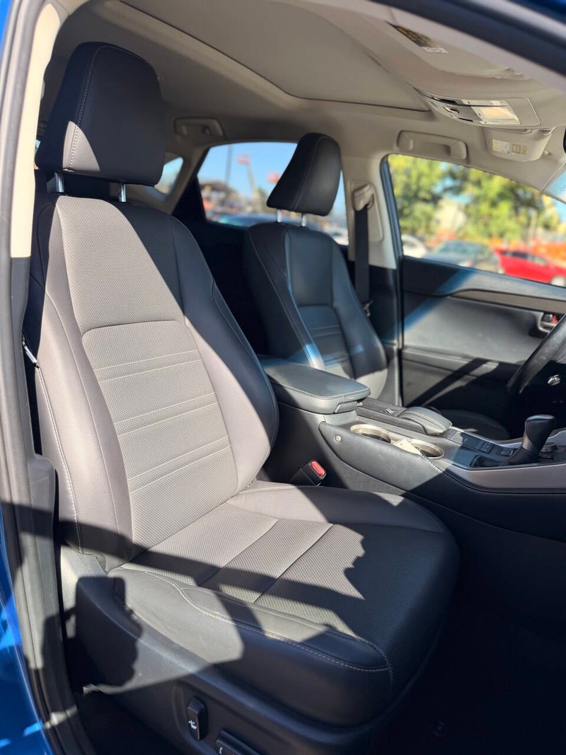 Lexus NX 300h Vehicle Full-screen Gallery Image 12