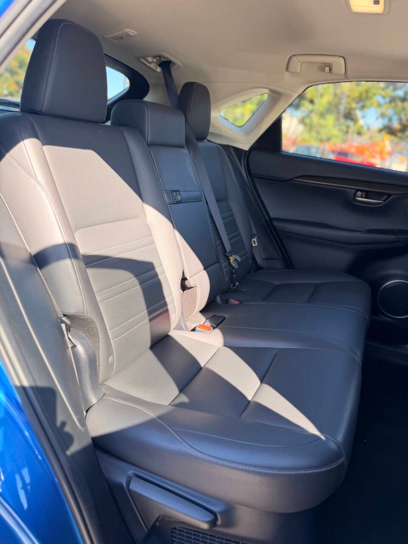 Lexus NX 300h Vehicle Full-screen Gallery Image 13