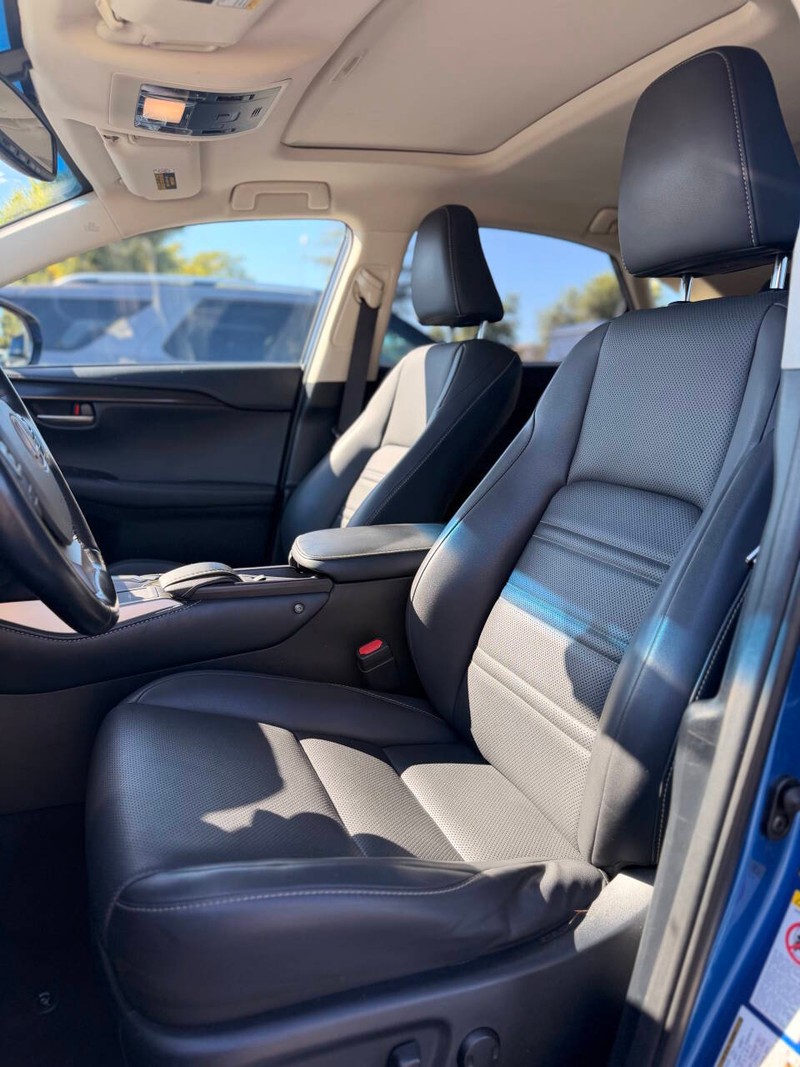 Lexus NX 300h Vehicle Full-screen Gallery Image 14