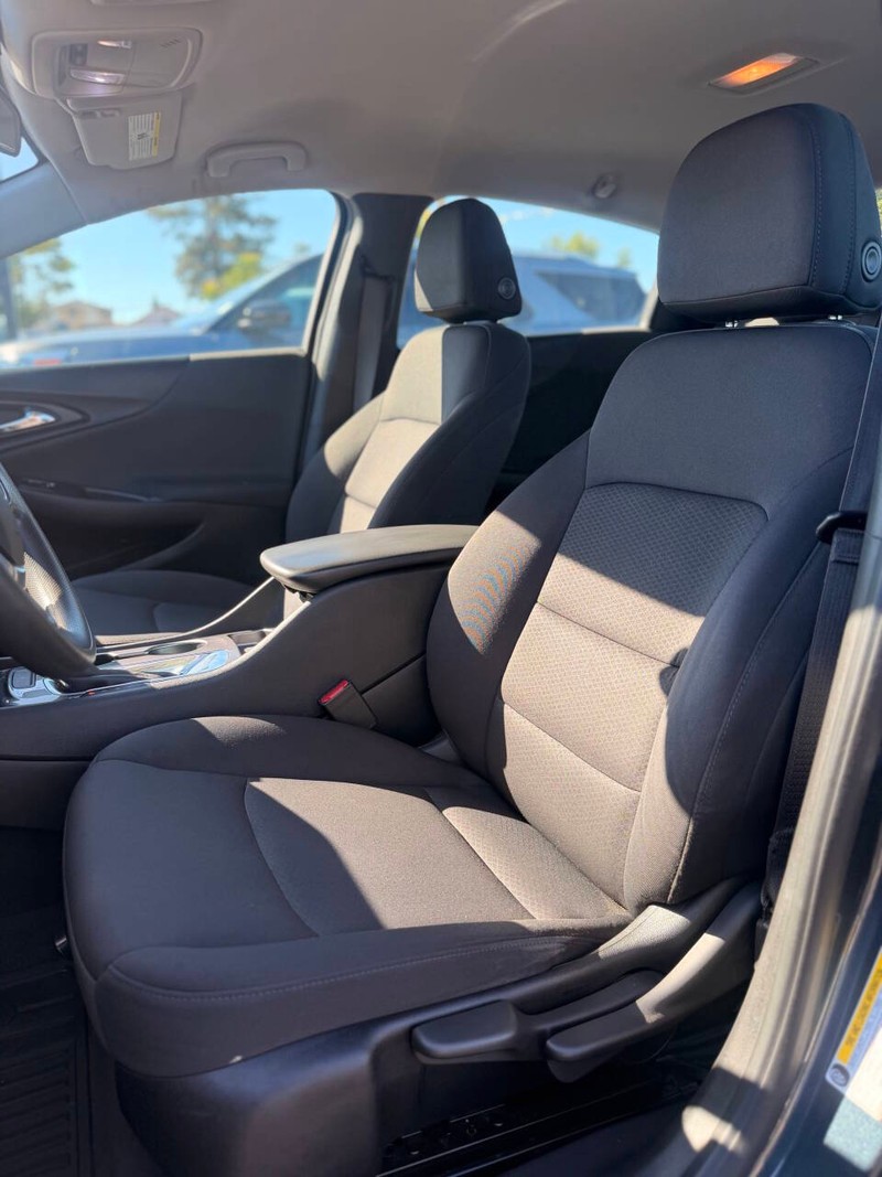 Chevrolet Malibu Vehicle Full-screen Gallery Image 12