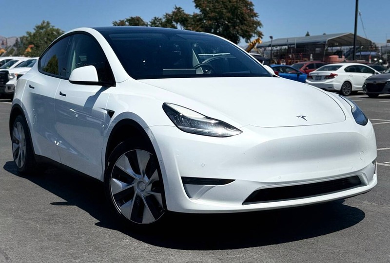 Tesla Model Y Vehicle Full-screen Gallery Image 02