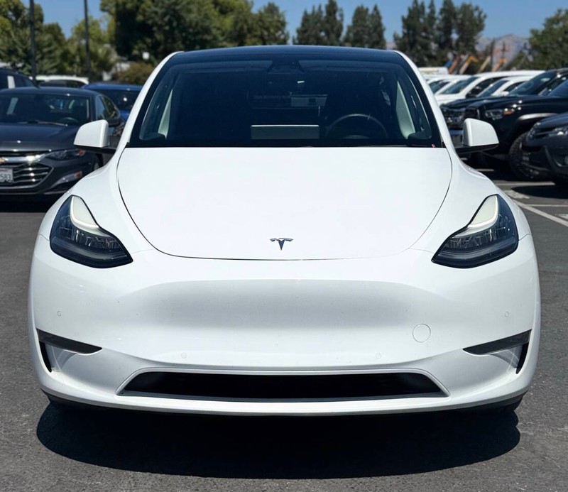 Tesla Model Y Vehicle Full-screen Gallery Image 03