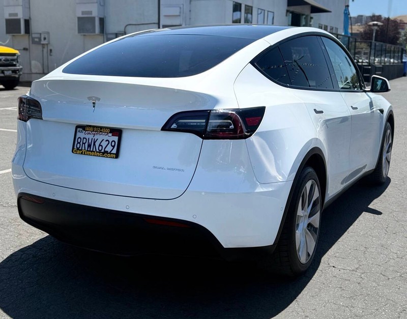 Tesla Model Y Vehicle Full-screen Gallery Image 04