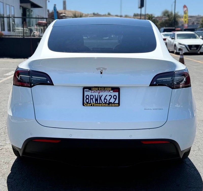 Tesla Model Y Vehicle Full-screen Gallery Image 05