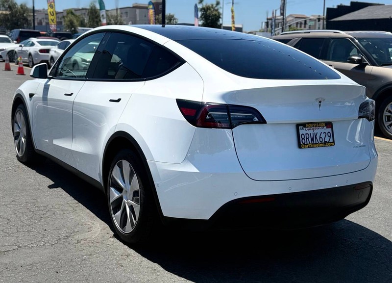 Tesla Model Y Vehicle Full-screen Gallery Image 06