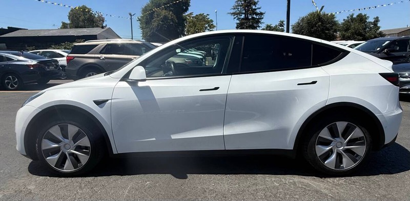 Tesla Model Y Vehicle Full-screen Gallery Image 07