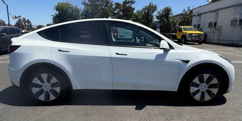 Tesla Model Y Vehicle Full-screen Gallery Image 08