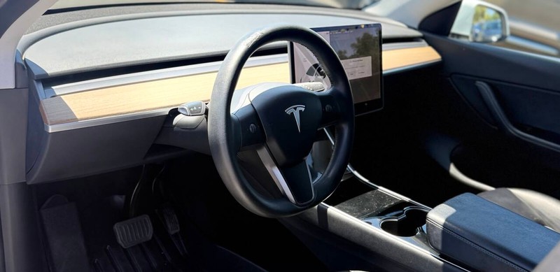 Tesla Model Y Vehicle Full-screen Gallery Image 09