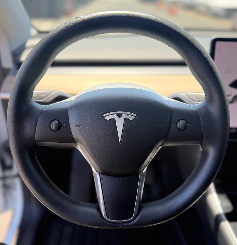 Tesla Model Y Vehicle Full-screen Gallery Image 10