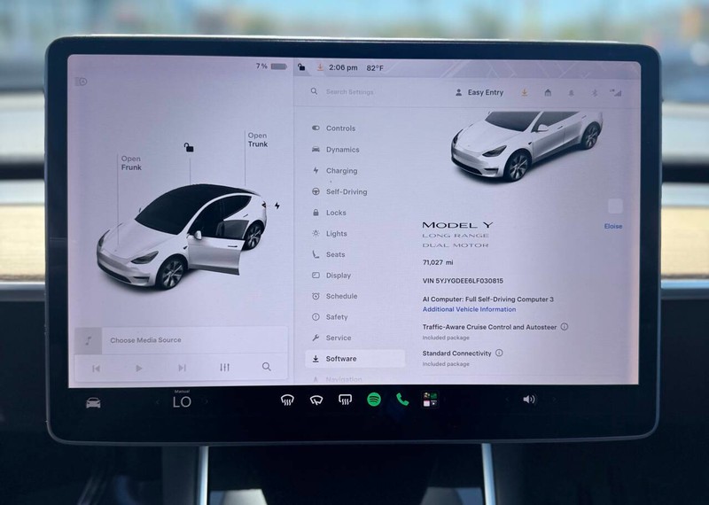 Tesla Model Y Vehicle Full-screen Gallery Image 11