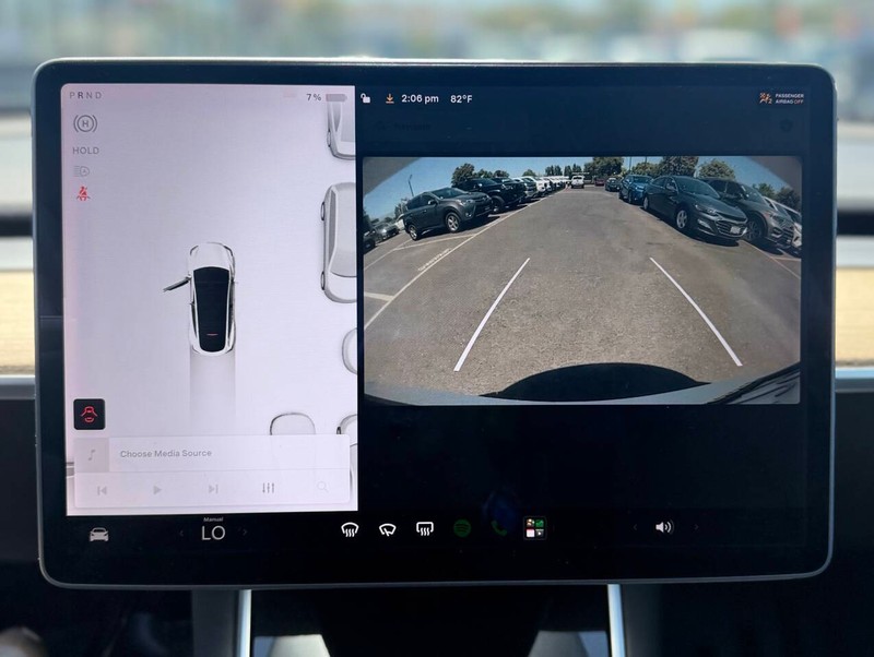 Tesla Model Y Vehicle Full-screen Gallery Image 12