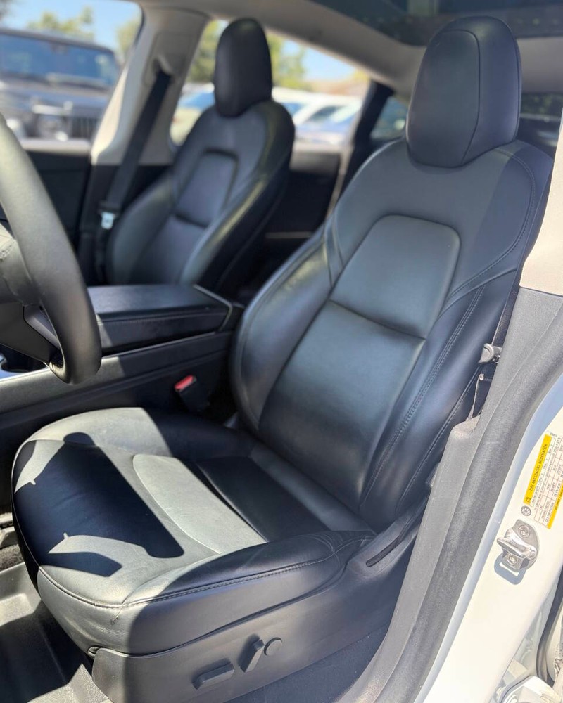 Tesla Model Y Vehicle Full-screen Gallery Image 13