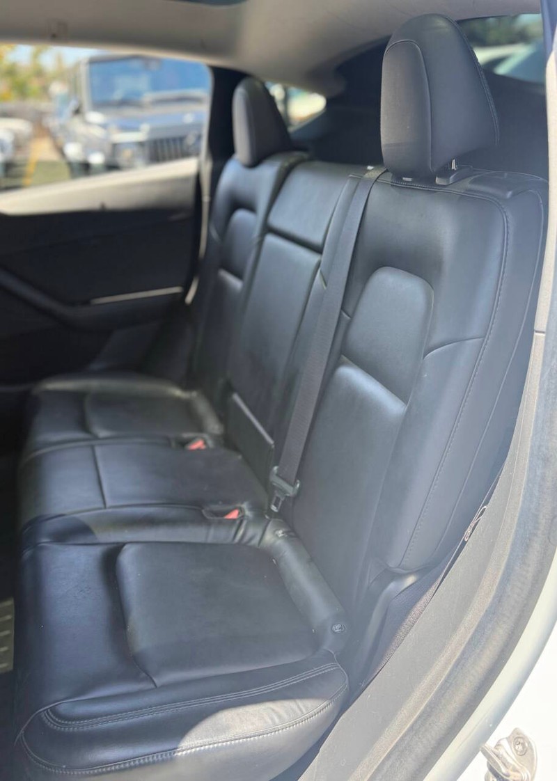 Tesla Model Y Vehicle Full-screen Gallery Image 16