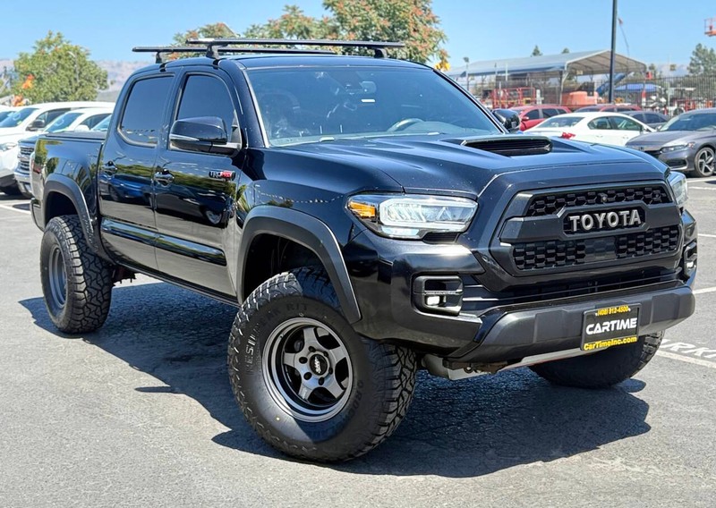 Toyota Tacoma 4WD Vehicle Full-screen Gallery Image 03
