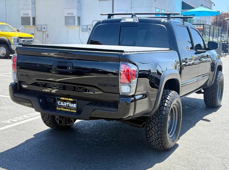 Toyota Tacoma 4WD Vehicle Full-screen Gallery Image 04