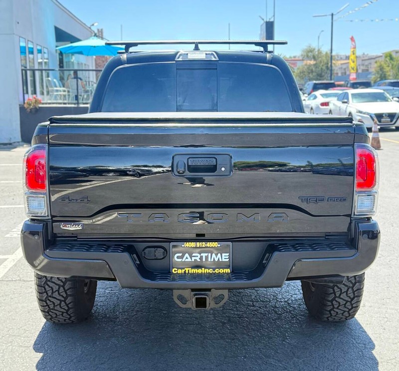 Toyota Tacoma 4WD Vehicle Full-screen Gallery Image 05