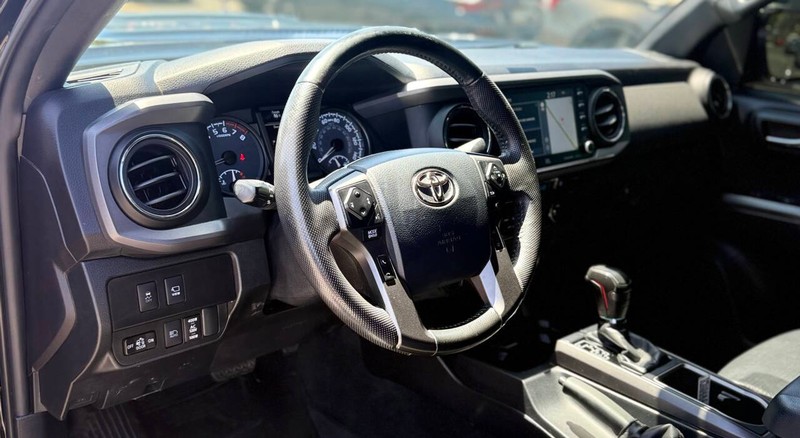 Toyota Tacoma 4WD Vehicle Full-screen Gallery Image 07