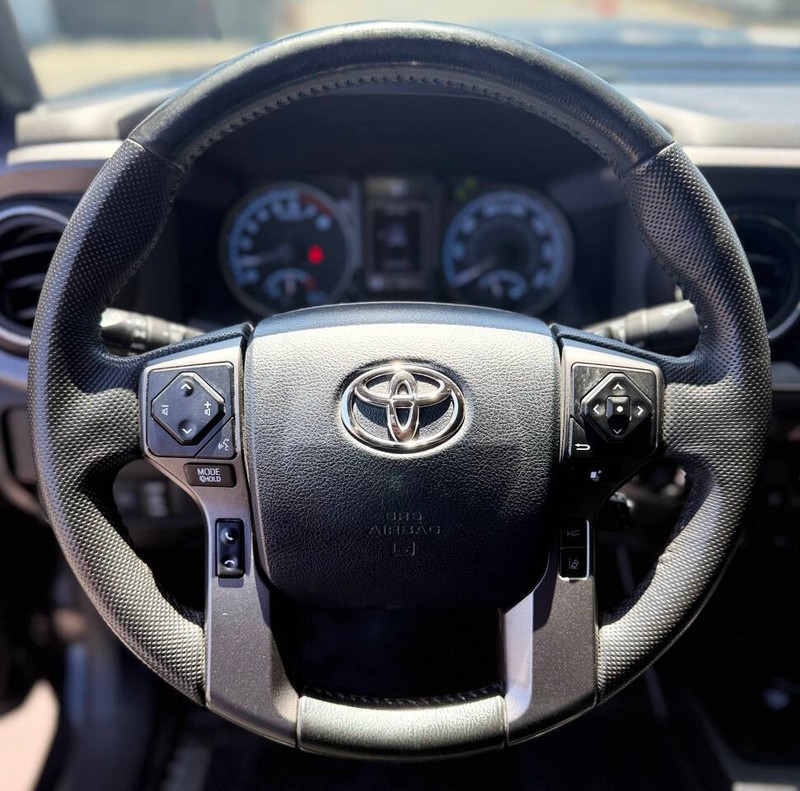 Toyota Tacoma 4WD Vehicle Full-screen Gallery Image 08