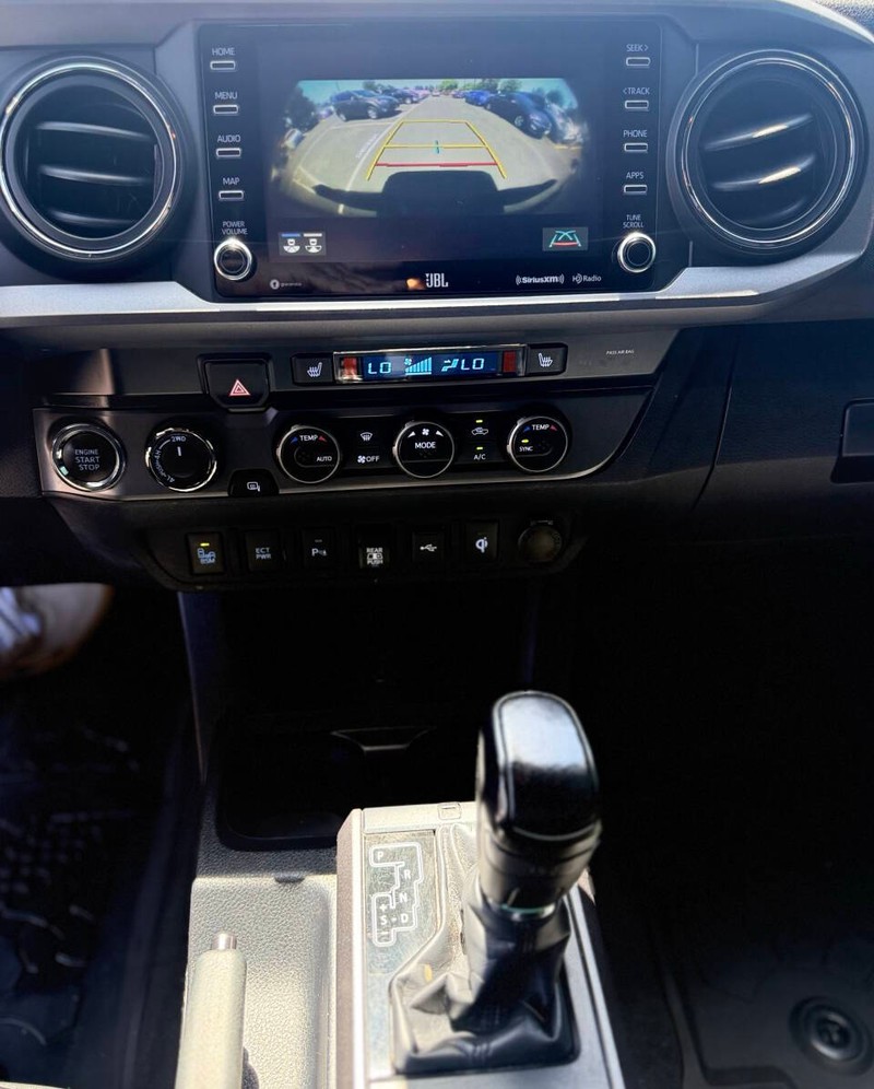 Toyota Tacoma 4WD Vehicle Full-screen Gallery Image 09