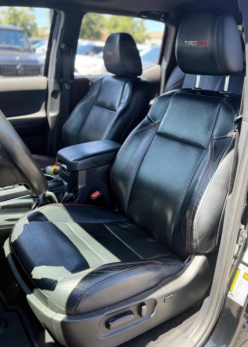 Toyota Tacoma 4WD Vehicle Full-screen Gallery Image 10