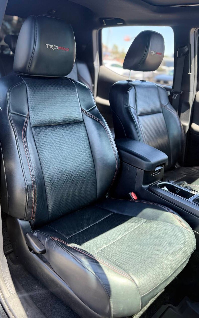 Toyota Tacoma 4WD Vehicle Full-screen Gallery Image 11