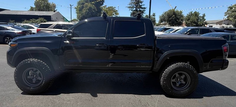 Toyota Tacoma 4WD Vehicle Full-screen Gallery Image 13