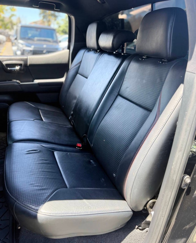 Toyota Tacoma 4WD Vehicle Full-screen Gallery Image 14