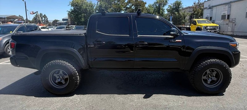 Toyota Tacoma 4WD Vehicle Full-screen Gallery Image 15