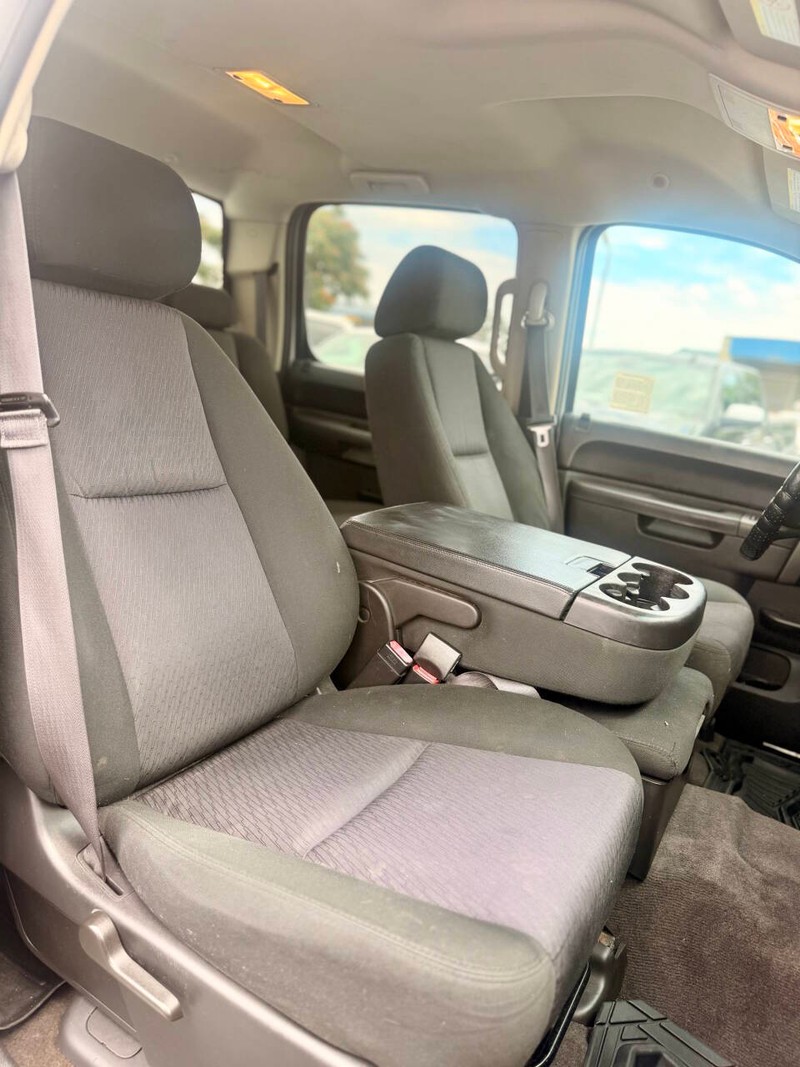 GMC Sierra 2500HD Vehicle Full-screen Gallery Image 11