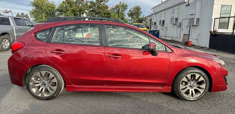 Subaru Impreza Wagon Vehicle Full-screen Gallery Image 07