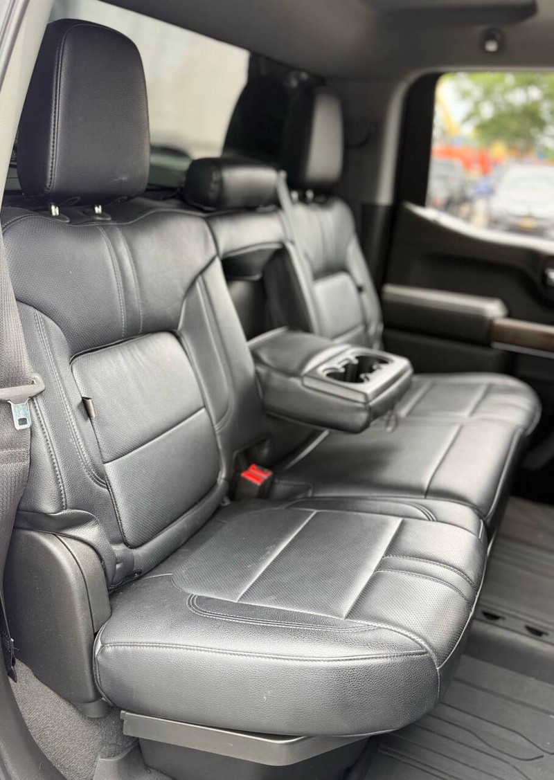 Chevrolet Silverado 1500 Vehicle Full-screen Gallery Image 15