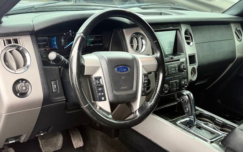 Ford Expedition Vehicle Full-screen Gallery Image 06