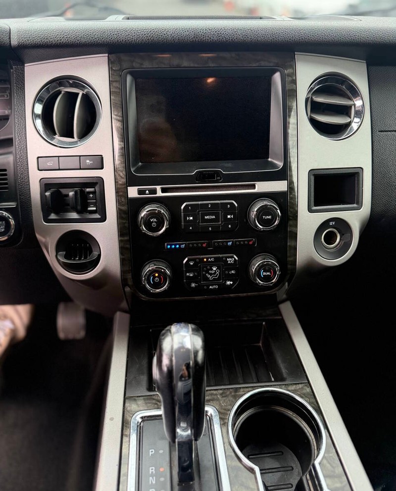 Ford Expedition Vehicle Full-screen Gallery Image 09