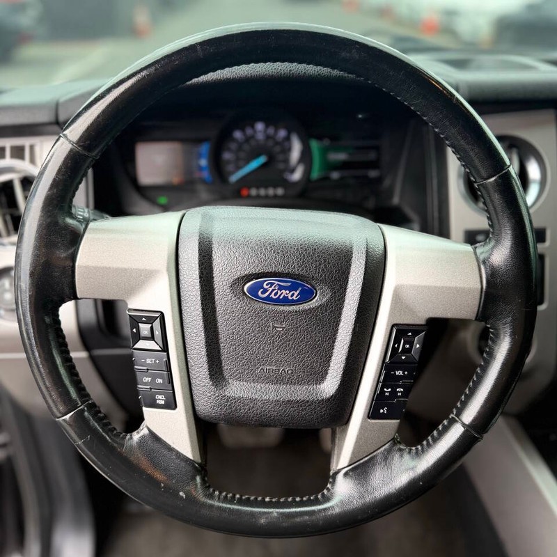 Ford Expedition Vehicle Full-screen Gallery Image 10