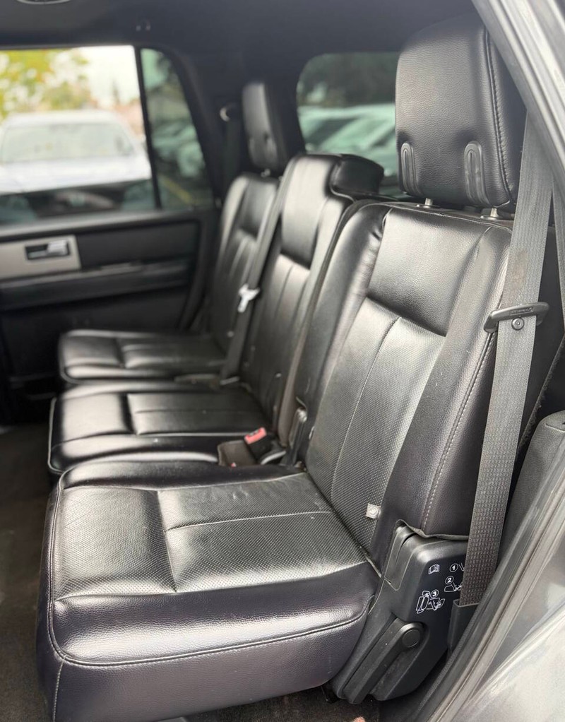 Ford Expedition Vehicle Full-screen Gallery Image 14