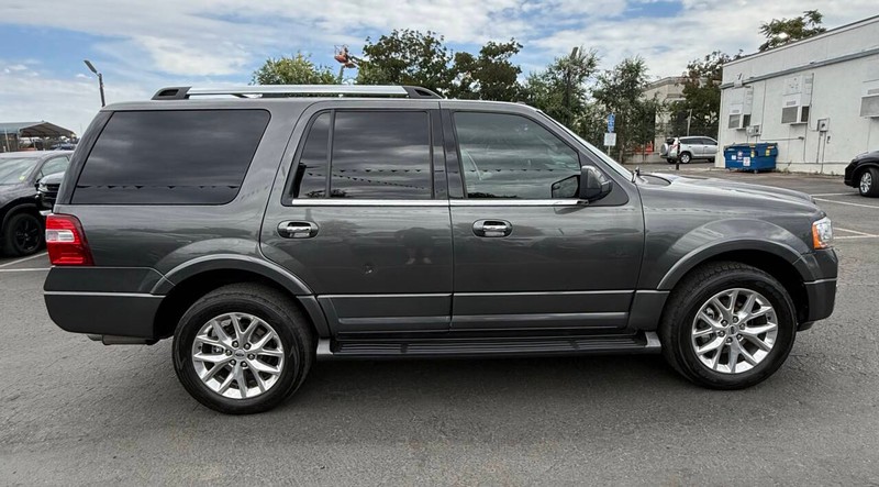 Ford Expedition Vehicle Full-screen Gallery Image 17