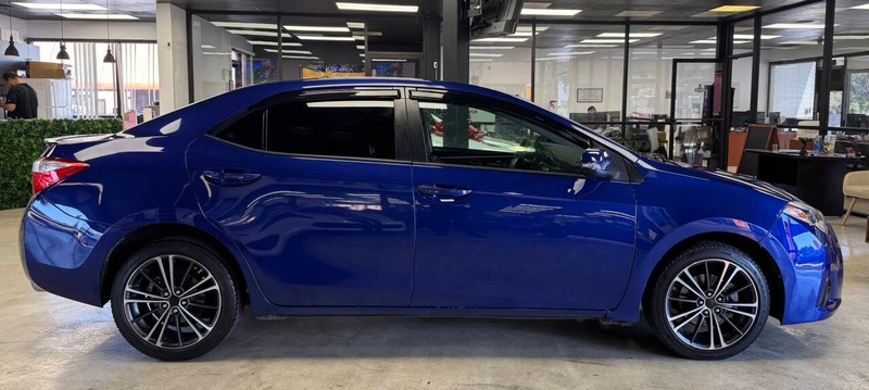 Toyota Corolla Vehicle Full-screen Gallery Image 08