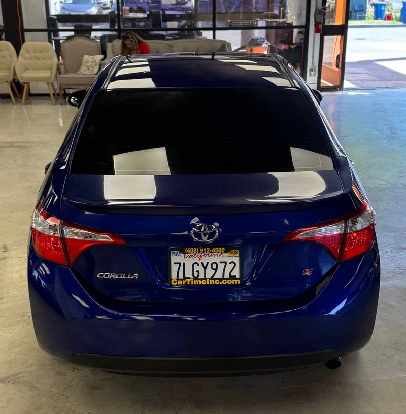 Toyota Corolla Vehicle Full-screen Gallery Image 11