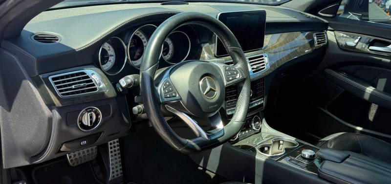 Mercedes-Benz CLS-Class Vehicle Full-screen Gallery Image 07