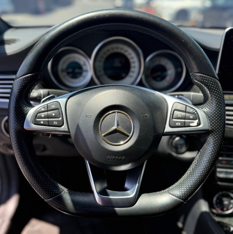 Mercedes-Benz CLS-Class Vehicle Full-screen Gallery Image 09