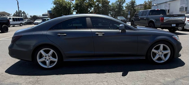 Mercedes-Benz CLS-Class Vehicle Full-screen Gallery Image 11