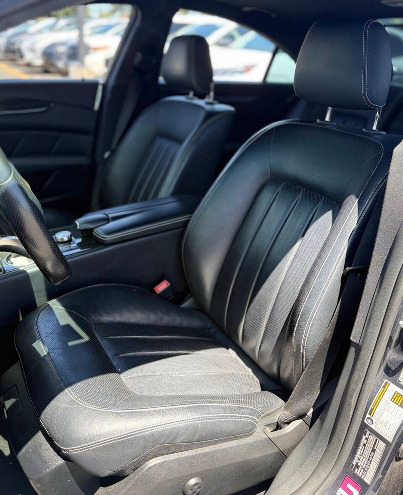 Mercedes-Benz CLS-Class Vehicle Full-screen Gallery Image 12