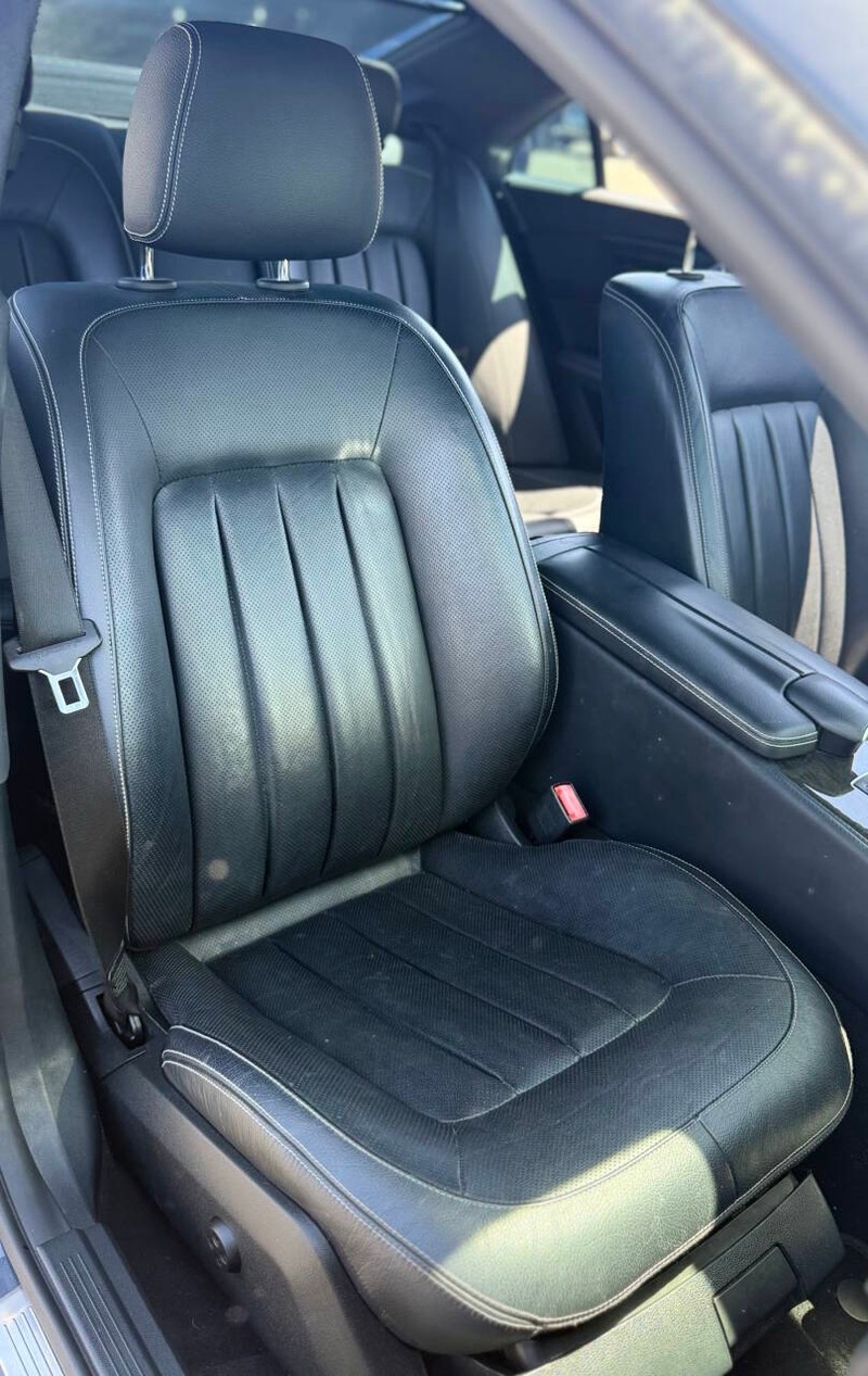 Mercedes-Benz CLS-Class Vehicle Full-screen Gallery Image 14