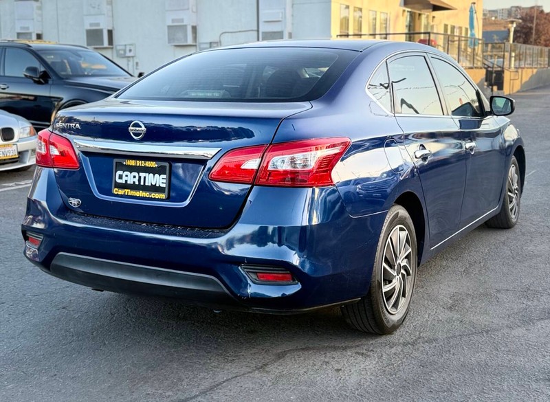 Nissan Sentra Vehicle Full-screen Gallery Image 05