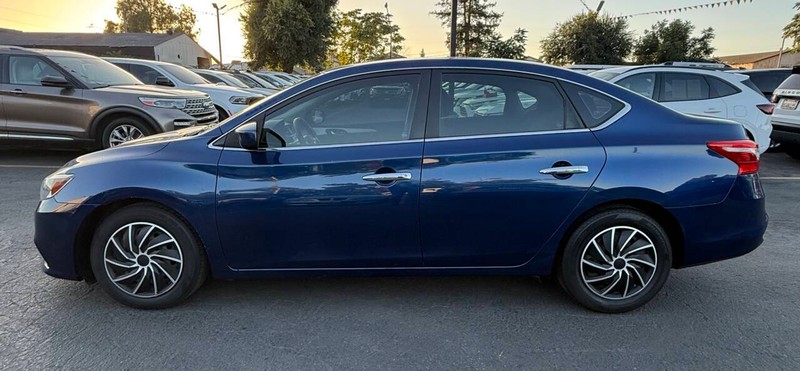 Nissan Sentra Vehicle Full-screen Gallery Image 07
