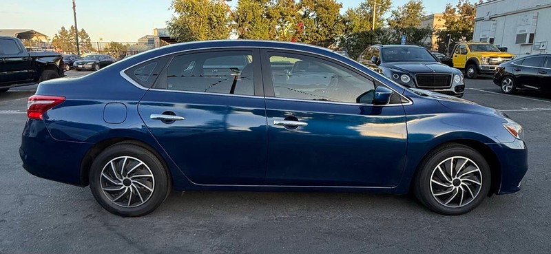 Nissan Sentra Vehicle Full-screen Gallery Image 08