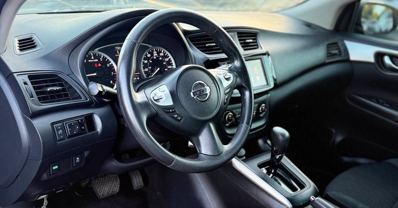 Nissan Sentra Vehicle Full-screen Gallery Image 09