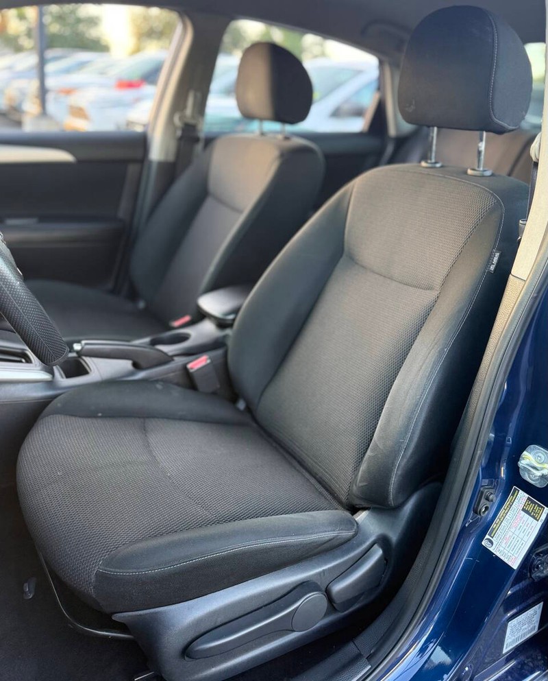 Nissan Sentra Vehicle Full-screen Gallery Image 12